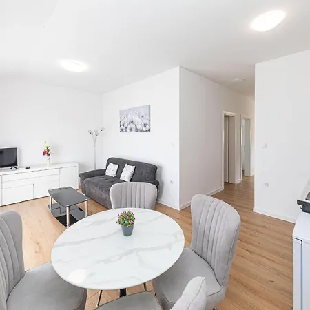 Cozy In Kastel Kambelovac With Kitchen Apartment