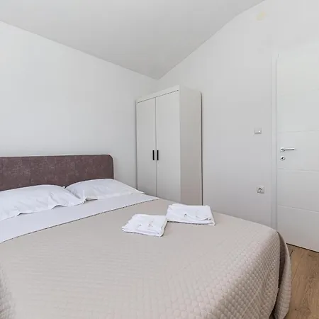 Cozy In Kastel Kambelovac With Kitchen Apartment *