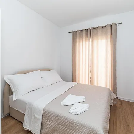 Cozy In Kastel Kambelovac With Kitchen Apartamento