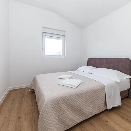 2 Bedroom Awesome In Kastel Kambelovac Appartamento *