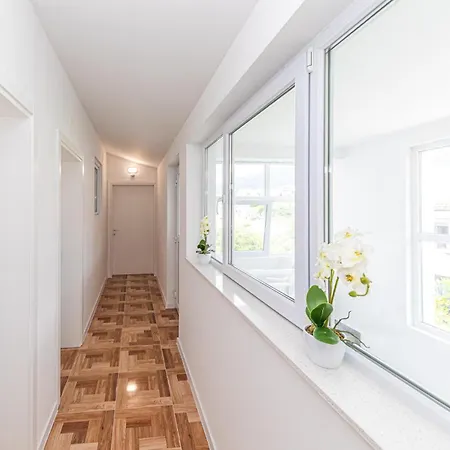 Apartment Cozy In Kastel Kambelovac With Kitchen Kastela