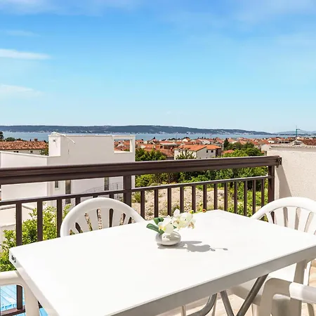 Apartment Cozy In Kastel Kambelovac With Kitchen