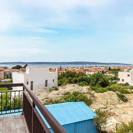 2 Bedroom Awesome In Kastel Kambelovac Appartamento *