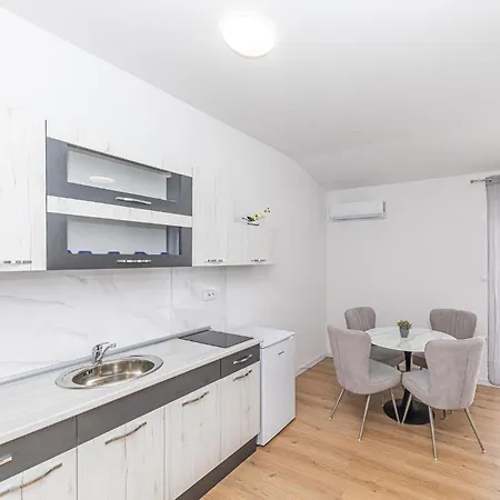 Cozy In Kastel Kambelovac With Kitchen Apartment Kastela