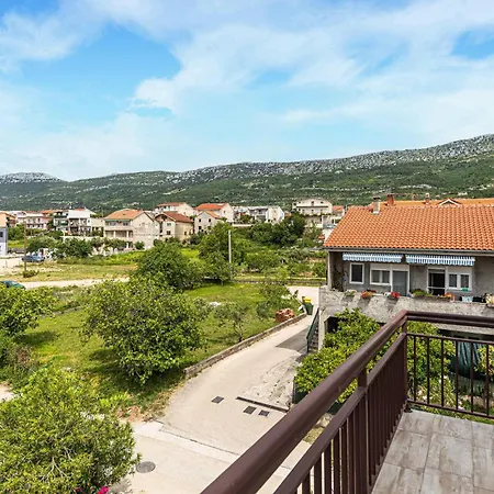 Cozy In Kastel Kambelovac With Kitchen Apartment