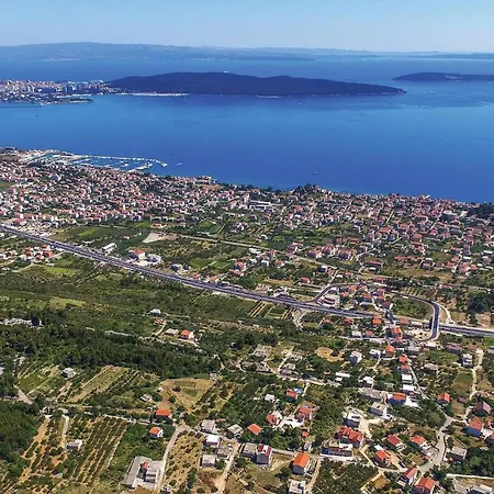 2 Bedroom Awesome In Kastel Kambelovac Appartamento *